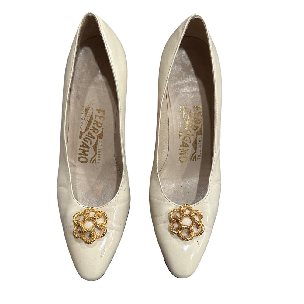 Salvatore Ferragamo Cream Leather Low Heel Pumps Gold KnotMade in Italy